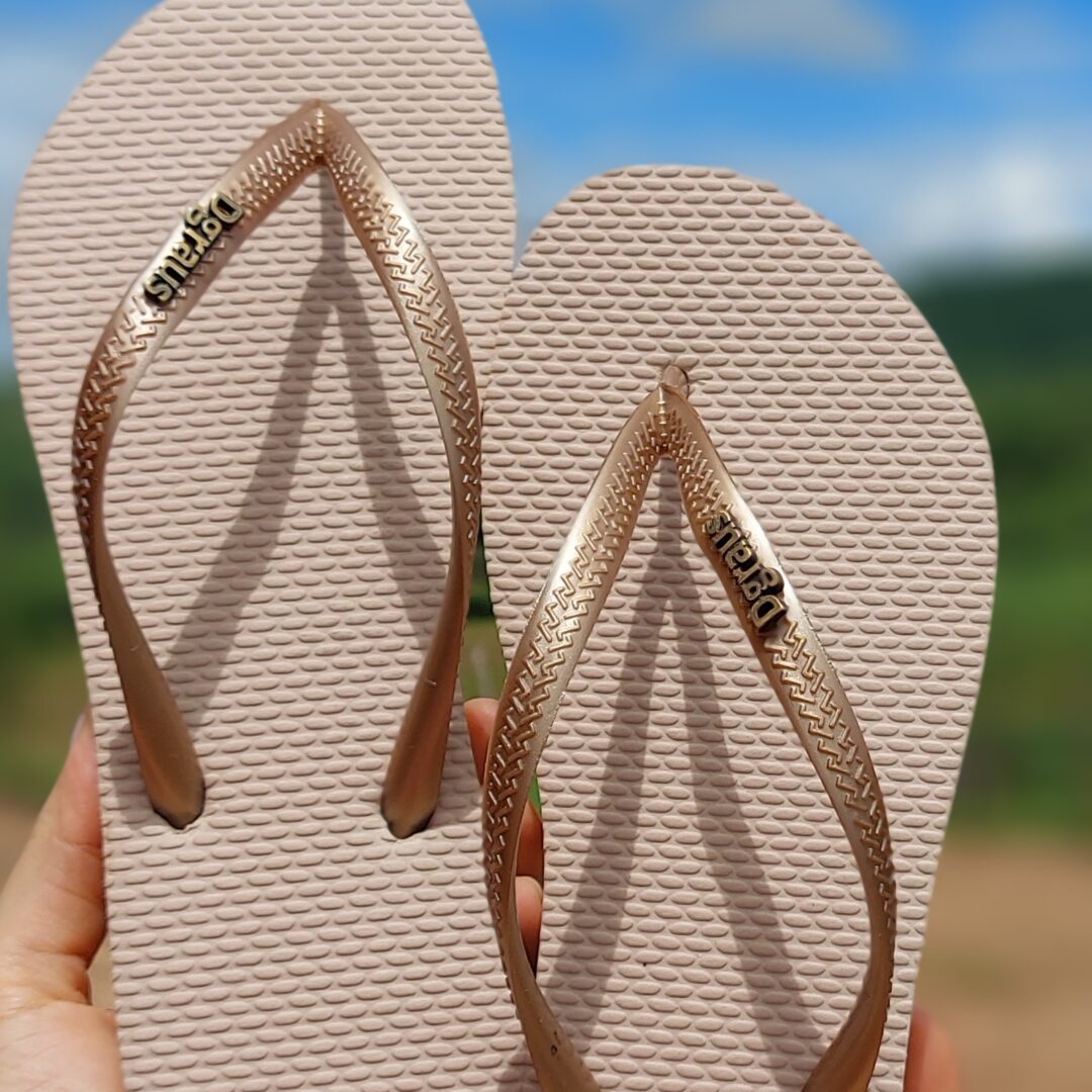 Chinelo Dgraus slim de cor bege com alça cobre.(Good)