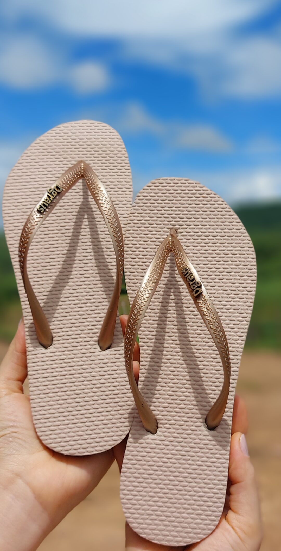 Chinelo Dgraus slim de cor bege com alça cobre.(Good)